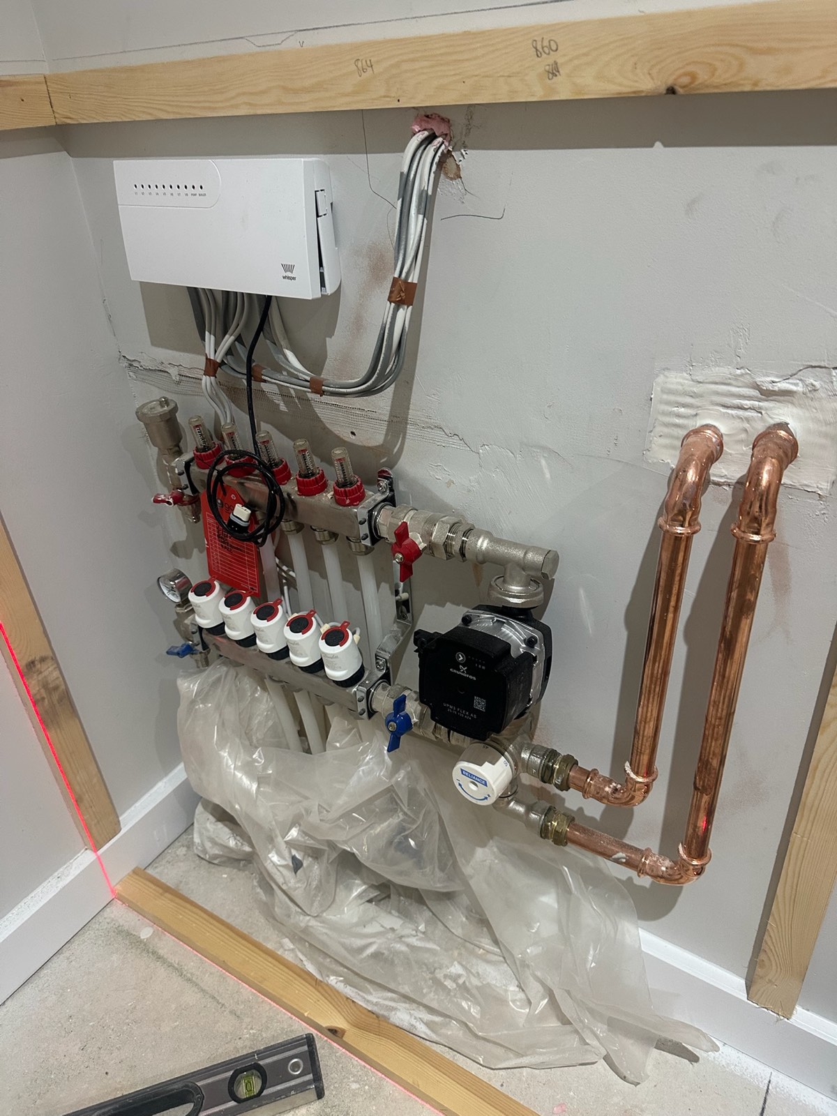 Underfloor heating manifold with wiring centre, circulating pump and flow and return